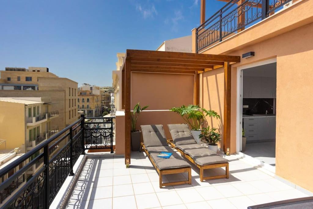 Wow, Design Apartment, Steps From Town Centre *