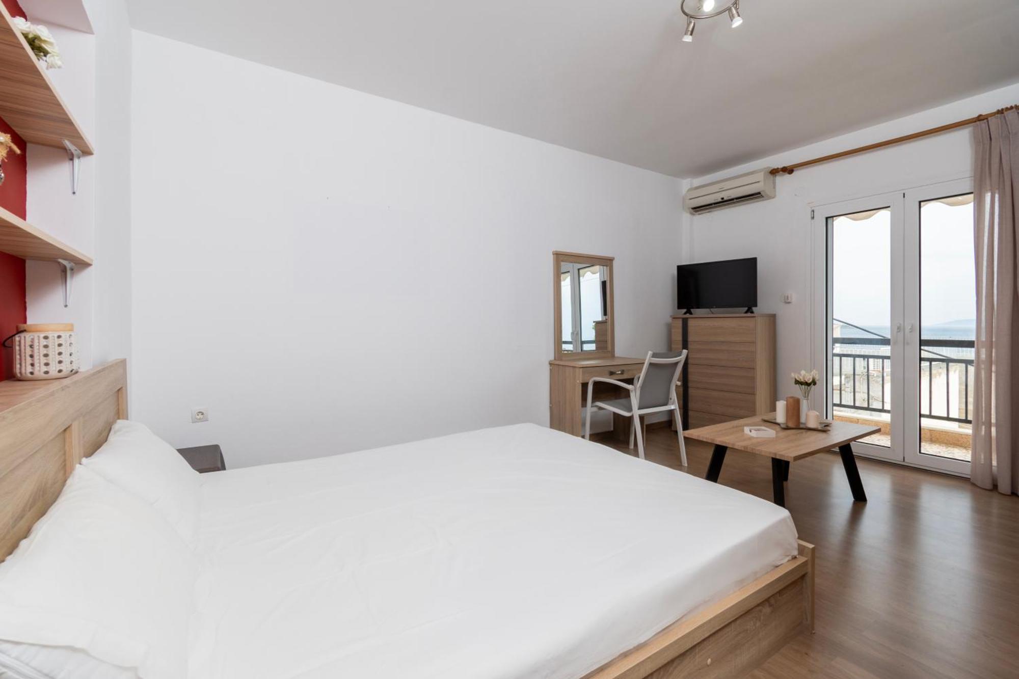 Apartment With Sea View In Neos Marmaras