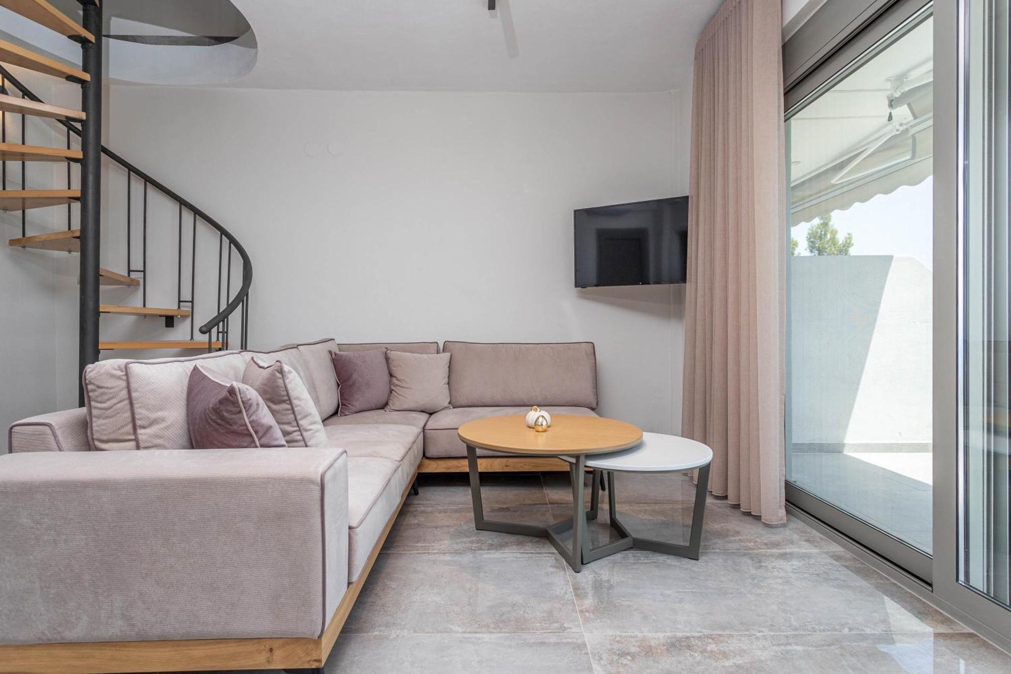 Alexmare Seaview House *