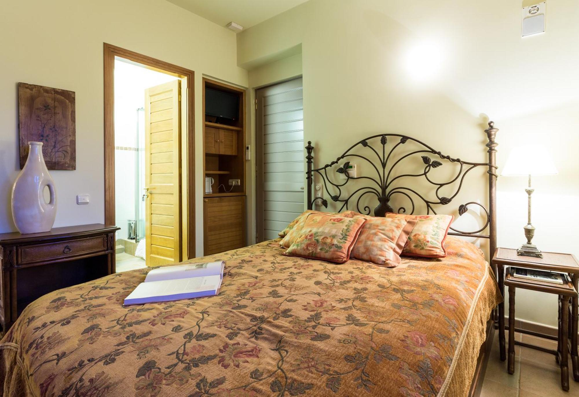 Elia Junior In Epidavros With Shared Pool Apartment Nea Epidavros
