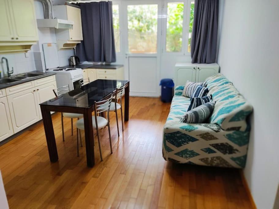 Apartment With Private Garden In Alimos Athens