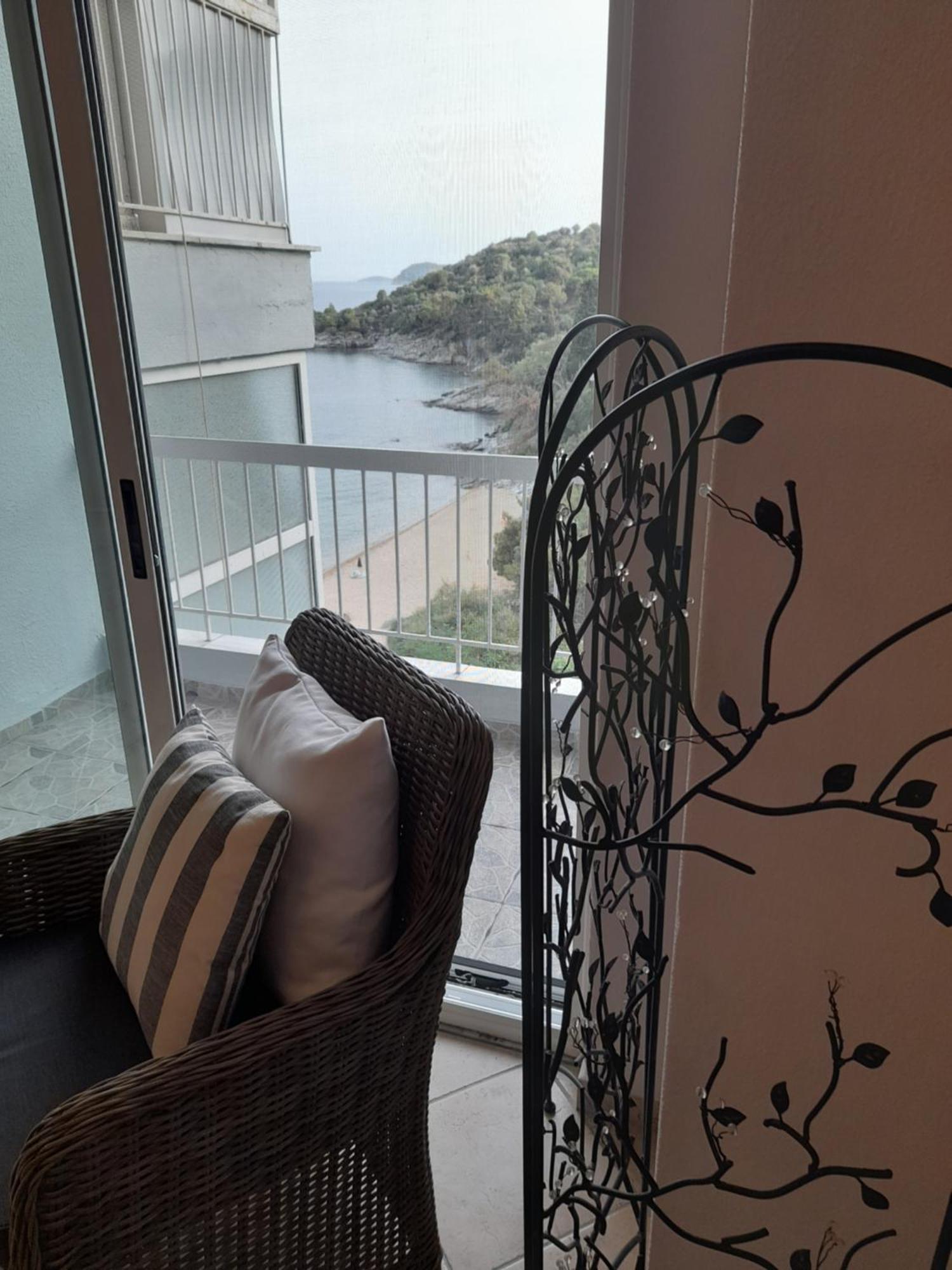Apartment Balcony By The Sea Palaiontsiflikion