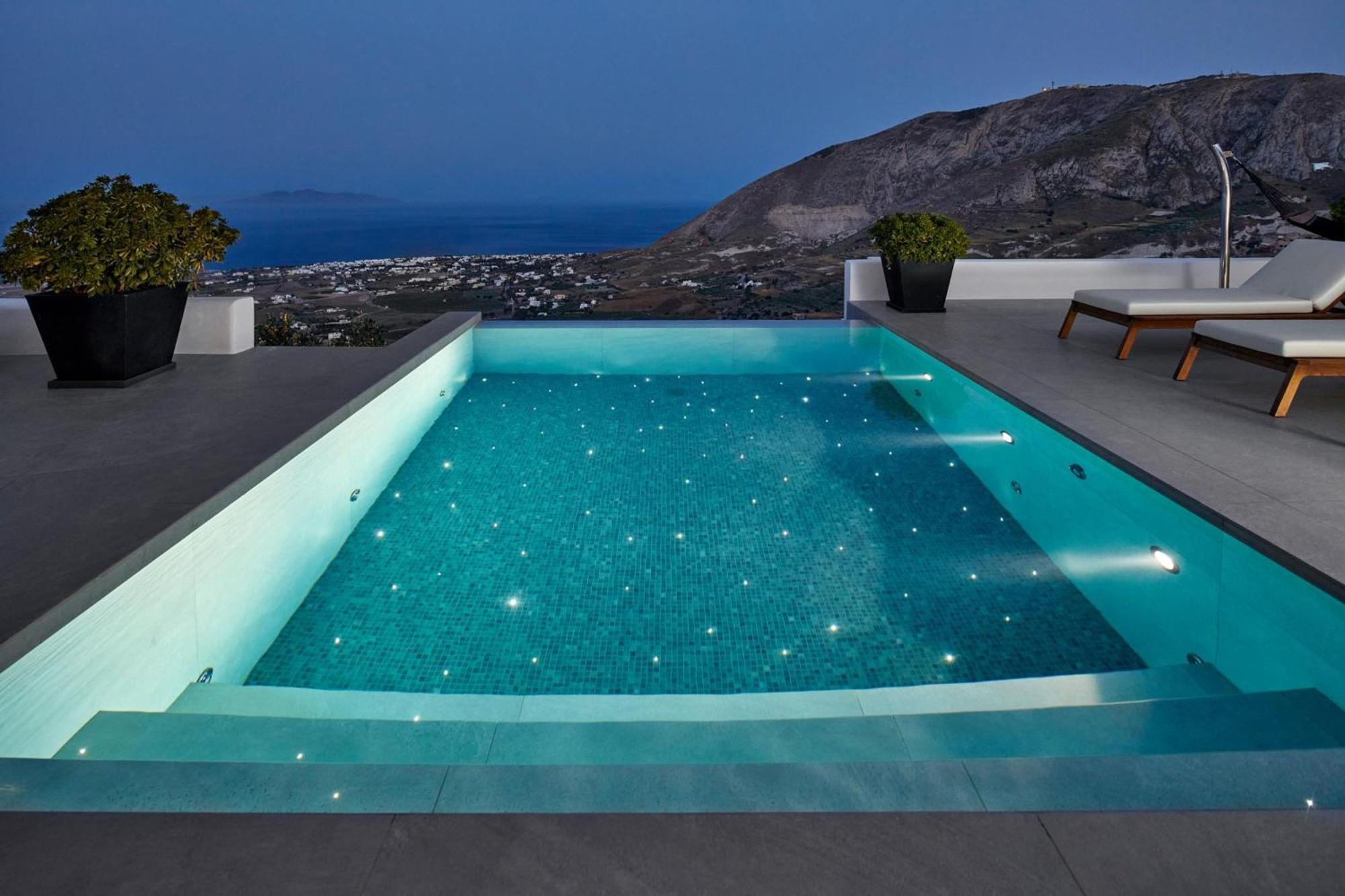 Kamini White I Fira (Santorini)