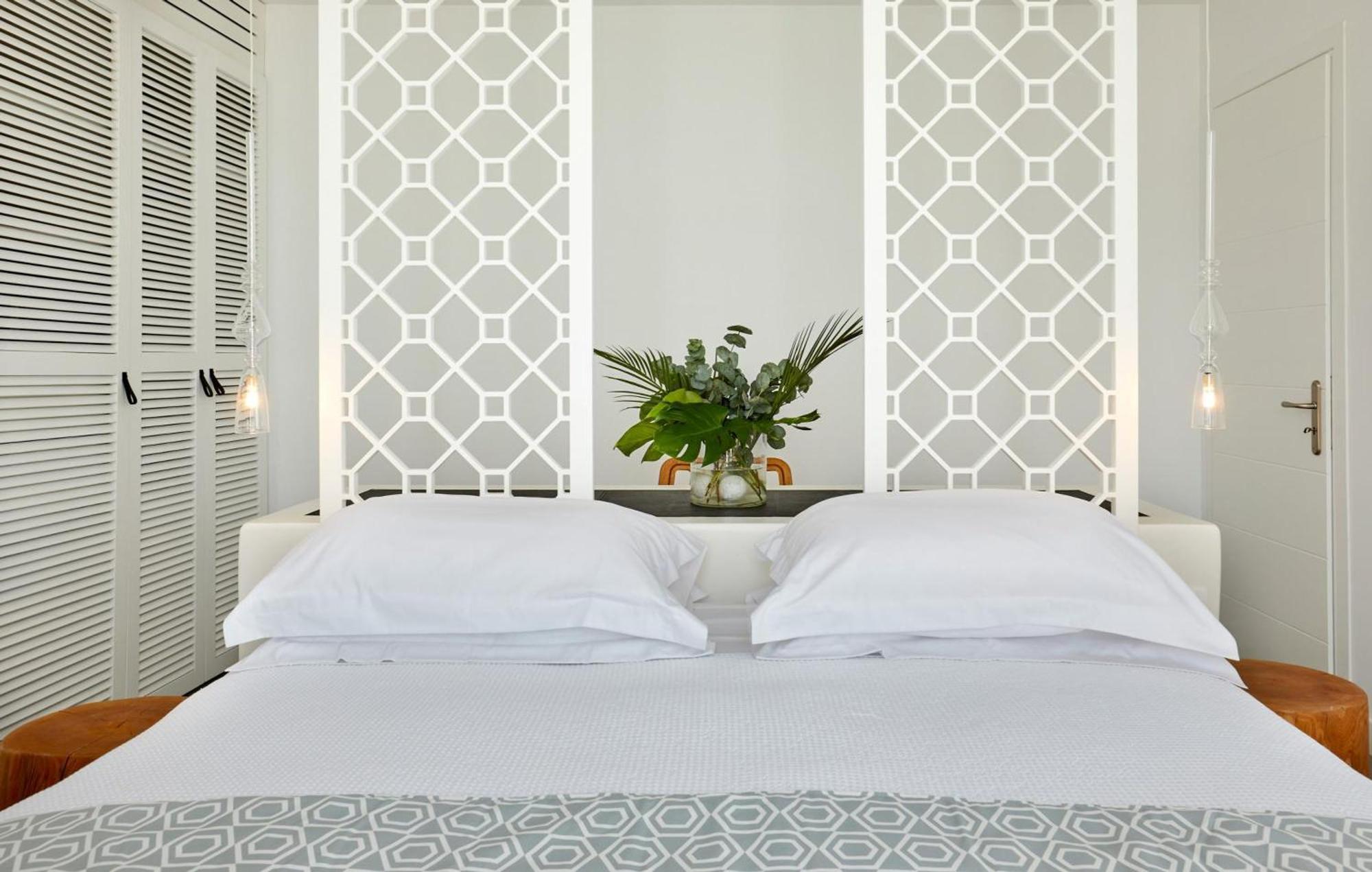 Kamini White I Villa Fira (Santorini)