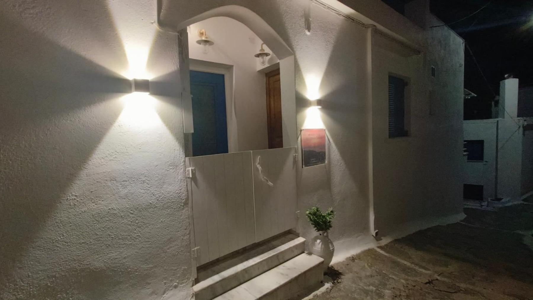 Enjoy A Wondeful Sunset From A Traditional House-aggelos Apartment Ioulis