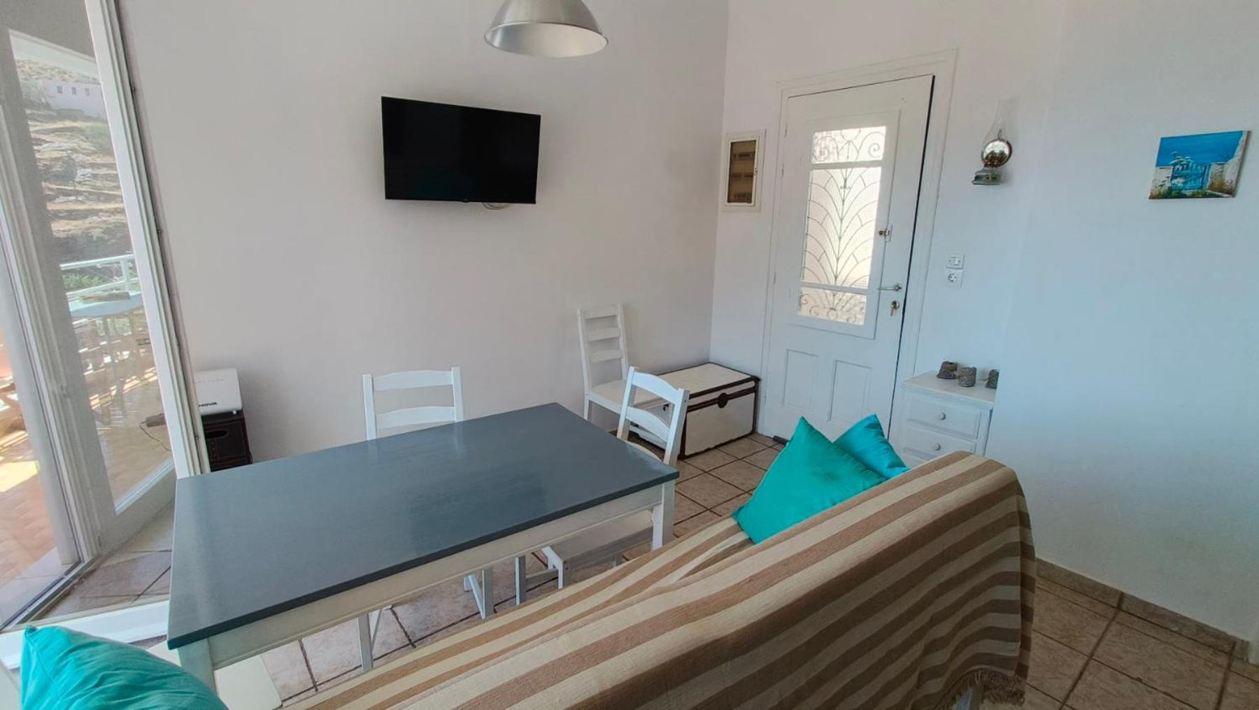 Apartment Enjoy A Wondeful Sunset From A Traditional House-aggelos