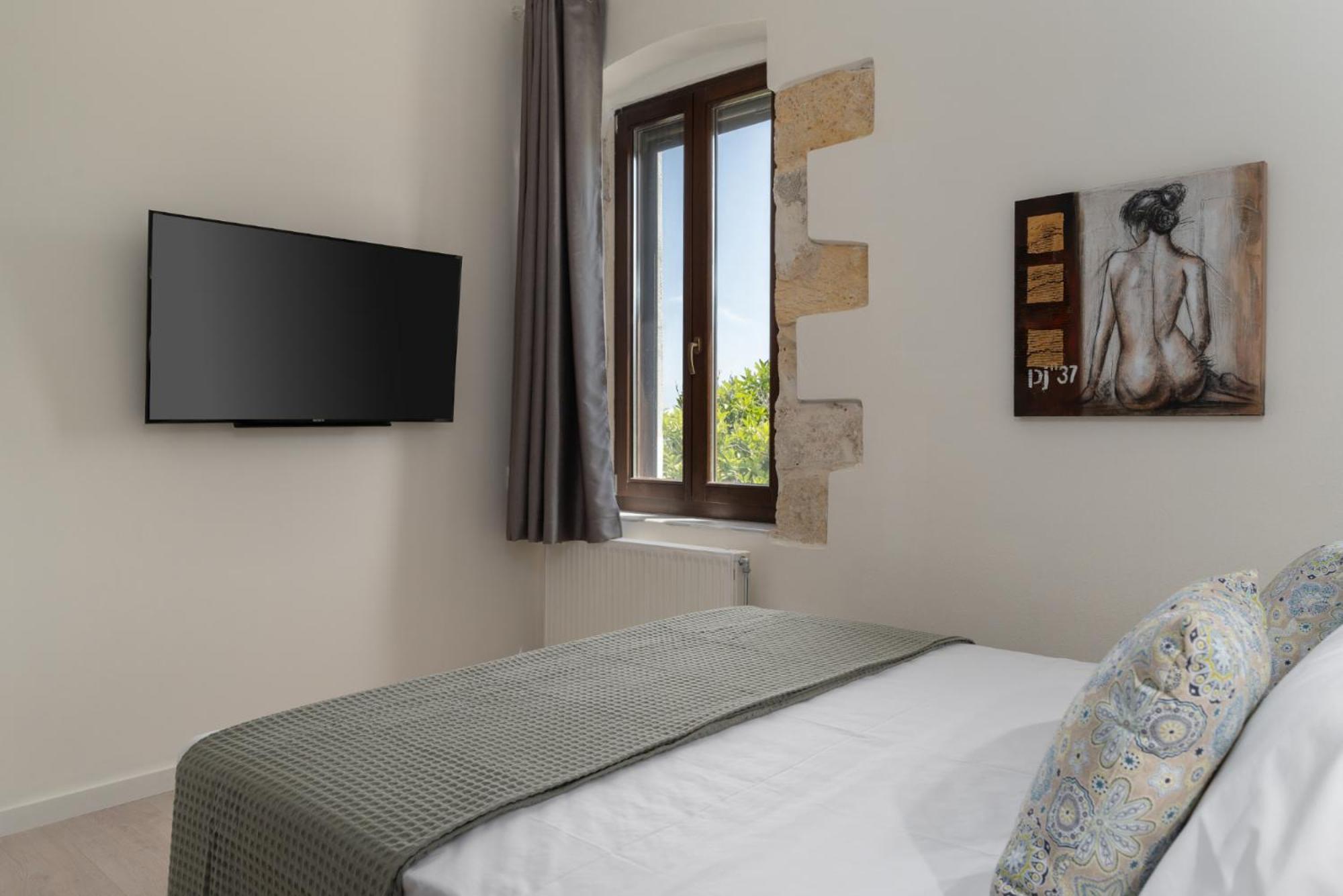 The Olive Mill House - Luxe Villa, Classic Charm Villa *