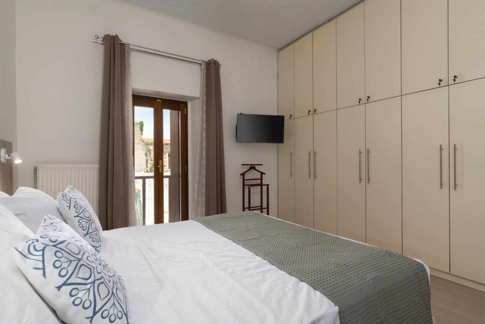The Olive Mill House - Luxe Villa, Classic Charm Villa