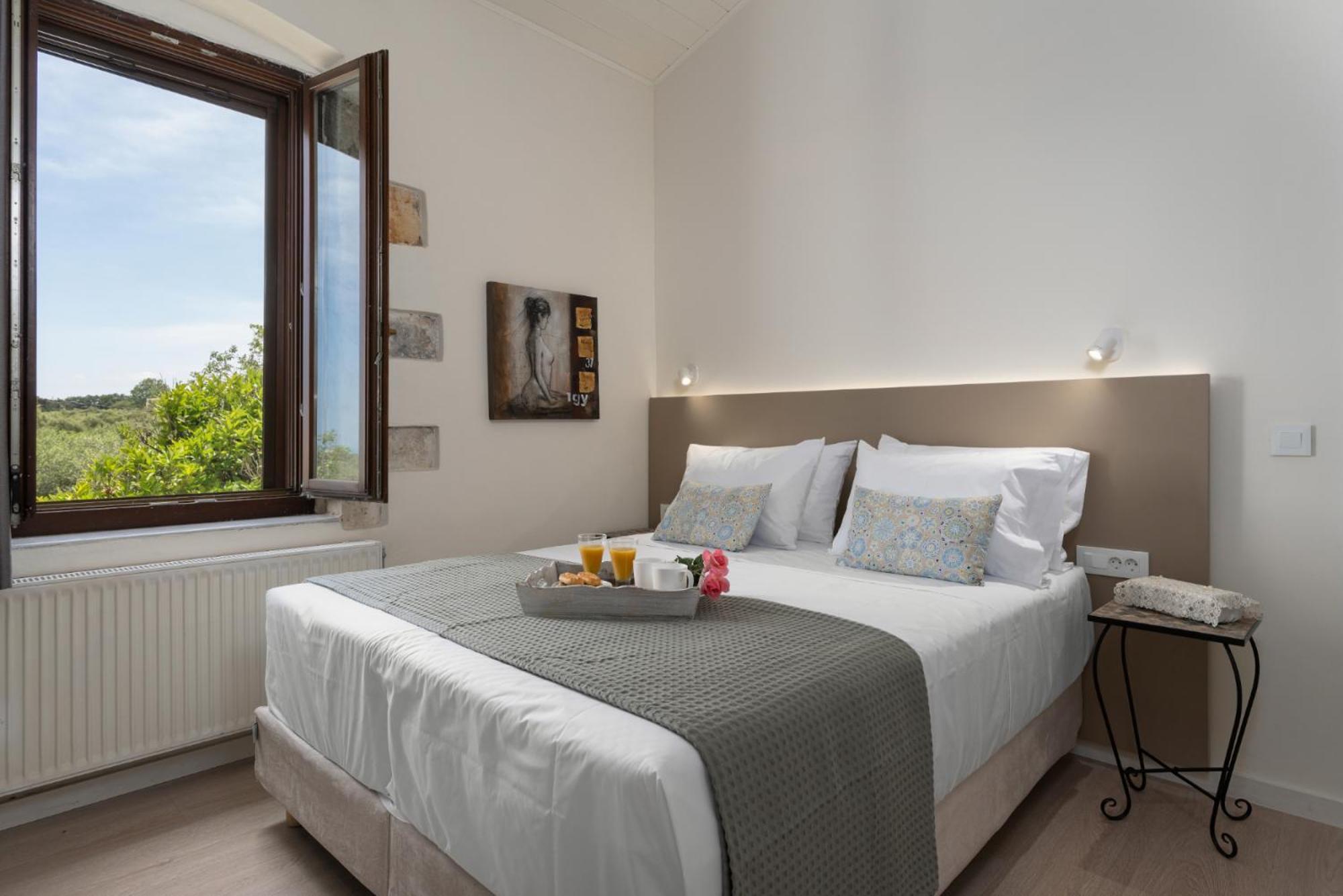 The Olive Mill House - Luxe Villa, Classic Charm Villa *