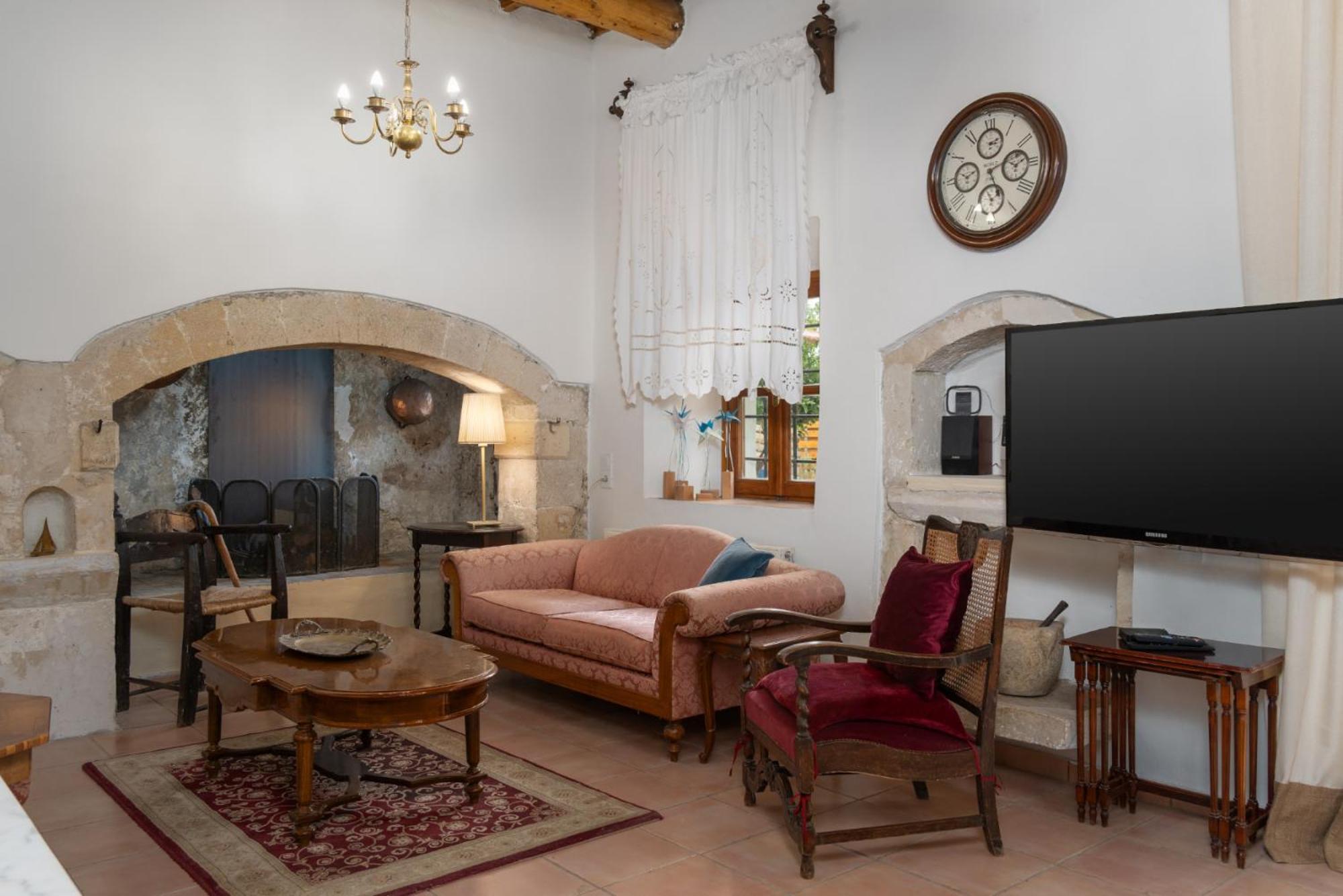 The Olive Mill House - Luxe Villa, Classic Charm Villa *