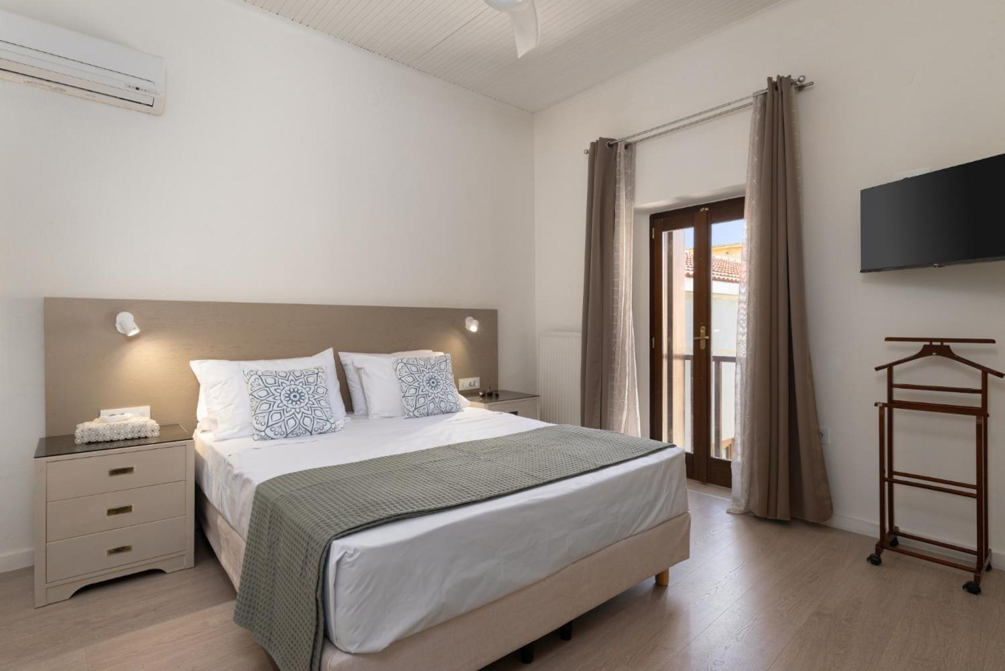 The Olive Mill House - Luxe Villa, Classic Charm Villa *