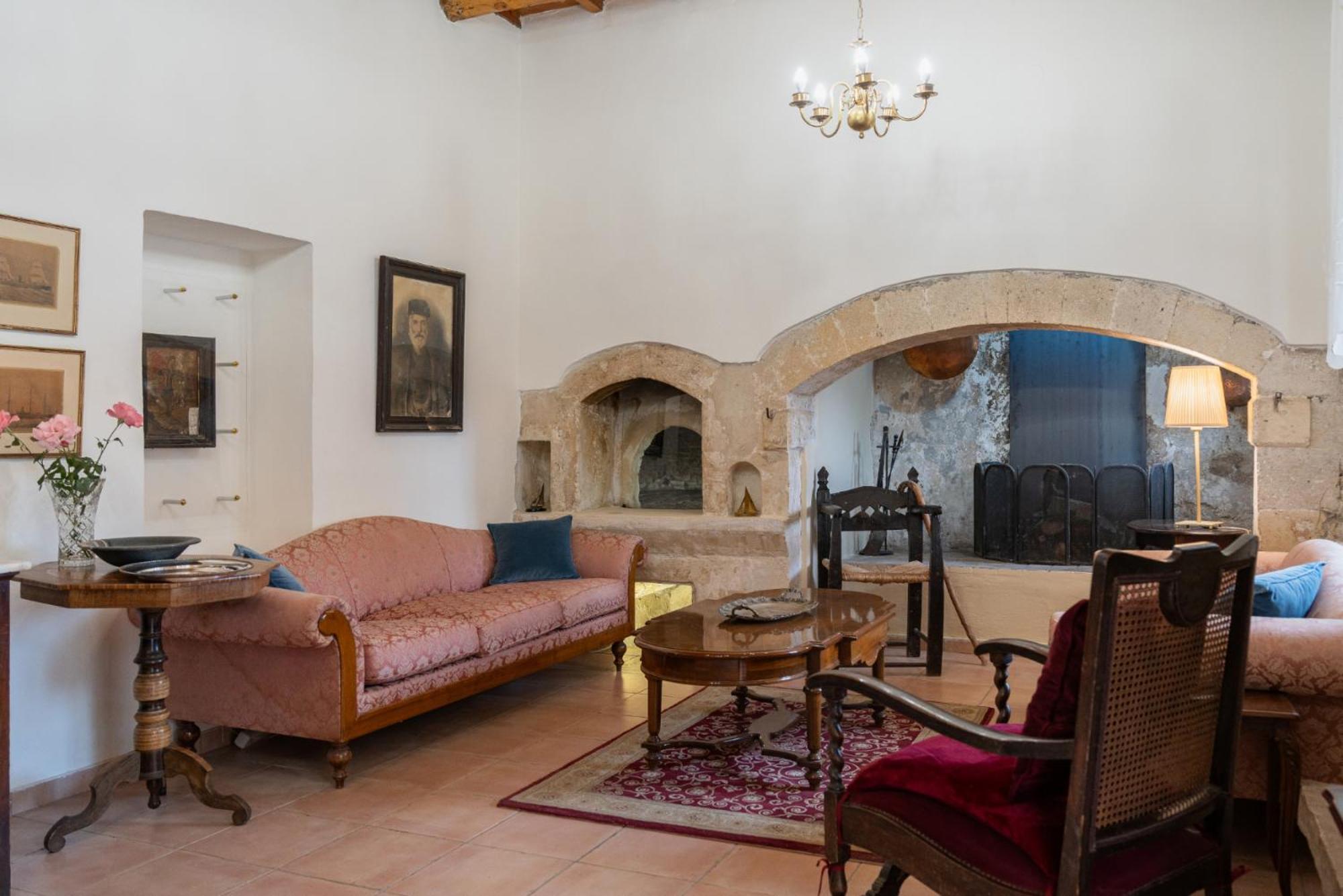 The Olive Mill House - Luxe Villa, Classic Charm Villa *