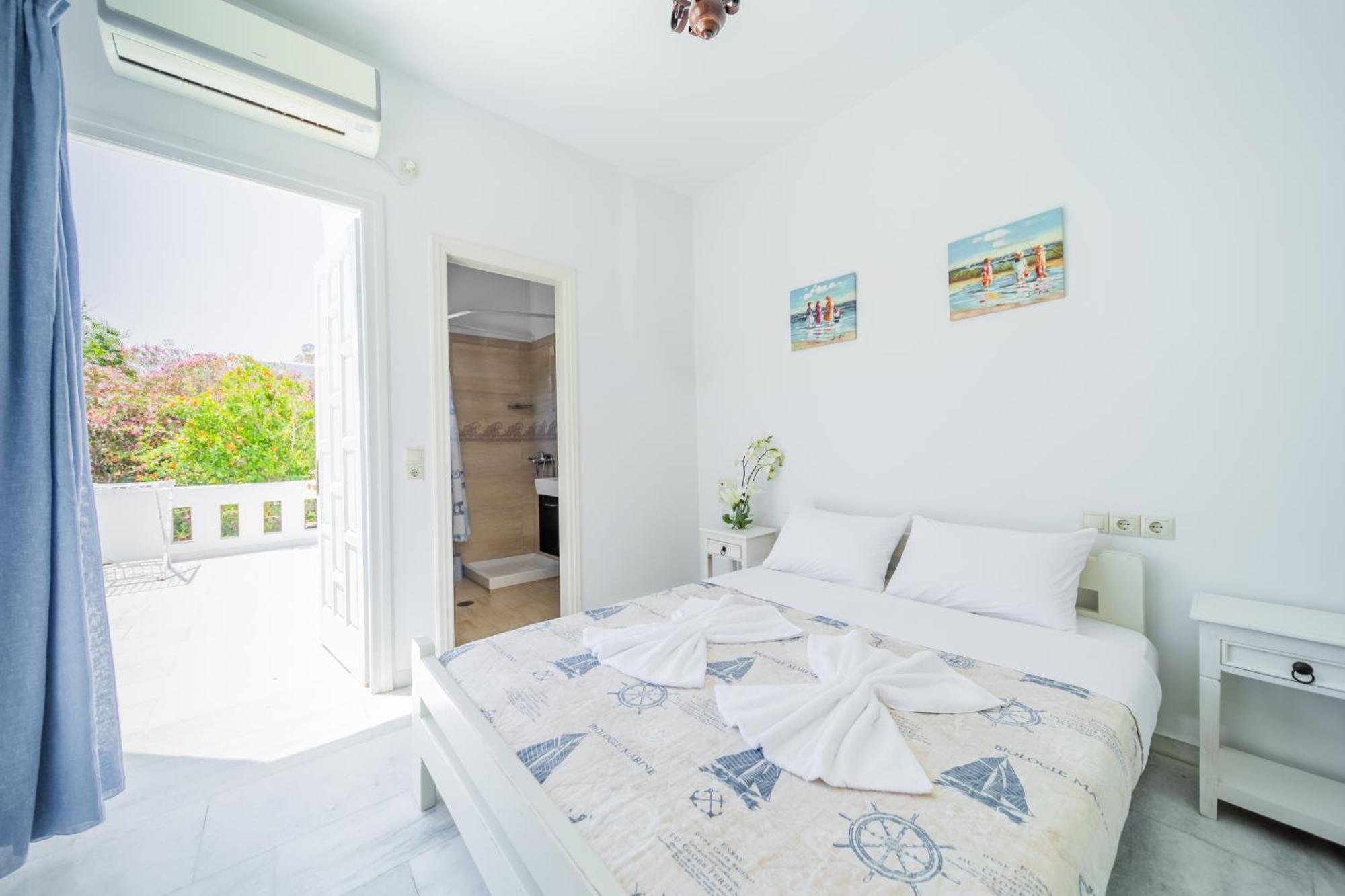 Apartment Agia Anna Living