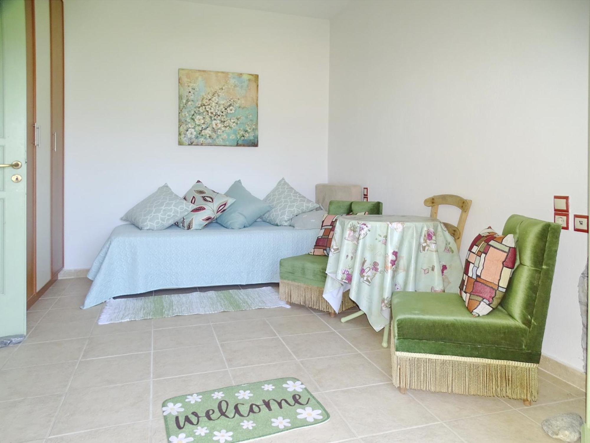 Marchie's Place - Spacious One Bedroom For Rent On Island Apartment