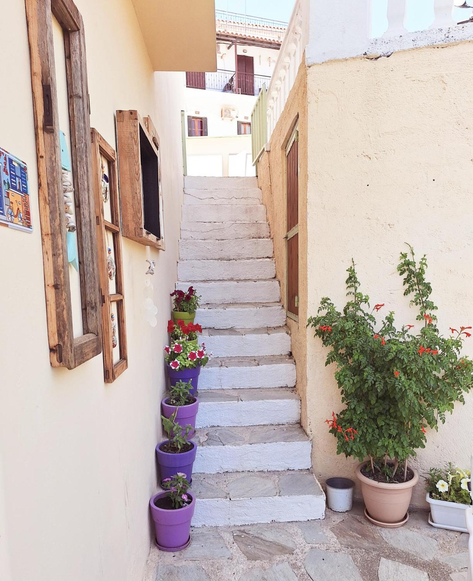 Marchie's Place - Spacious One Bedroom For Rent On Island *
