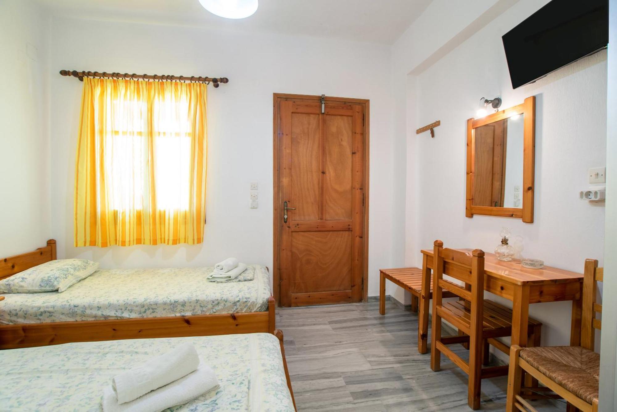 Prombona To Petrino Spiti * Logaras