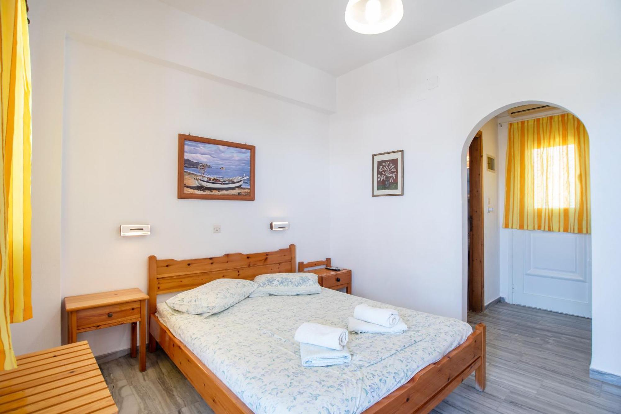 Prombona To Petrino Spiti * Logaras