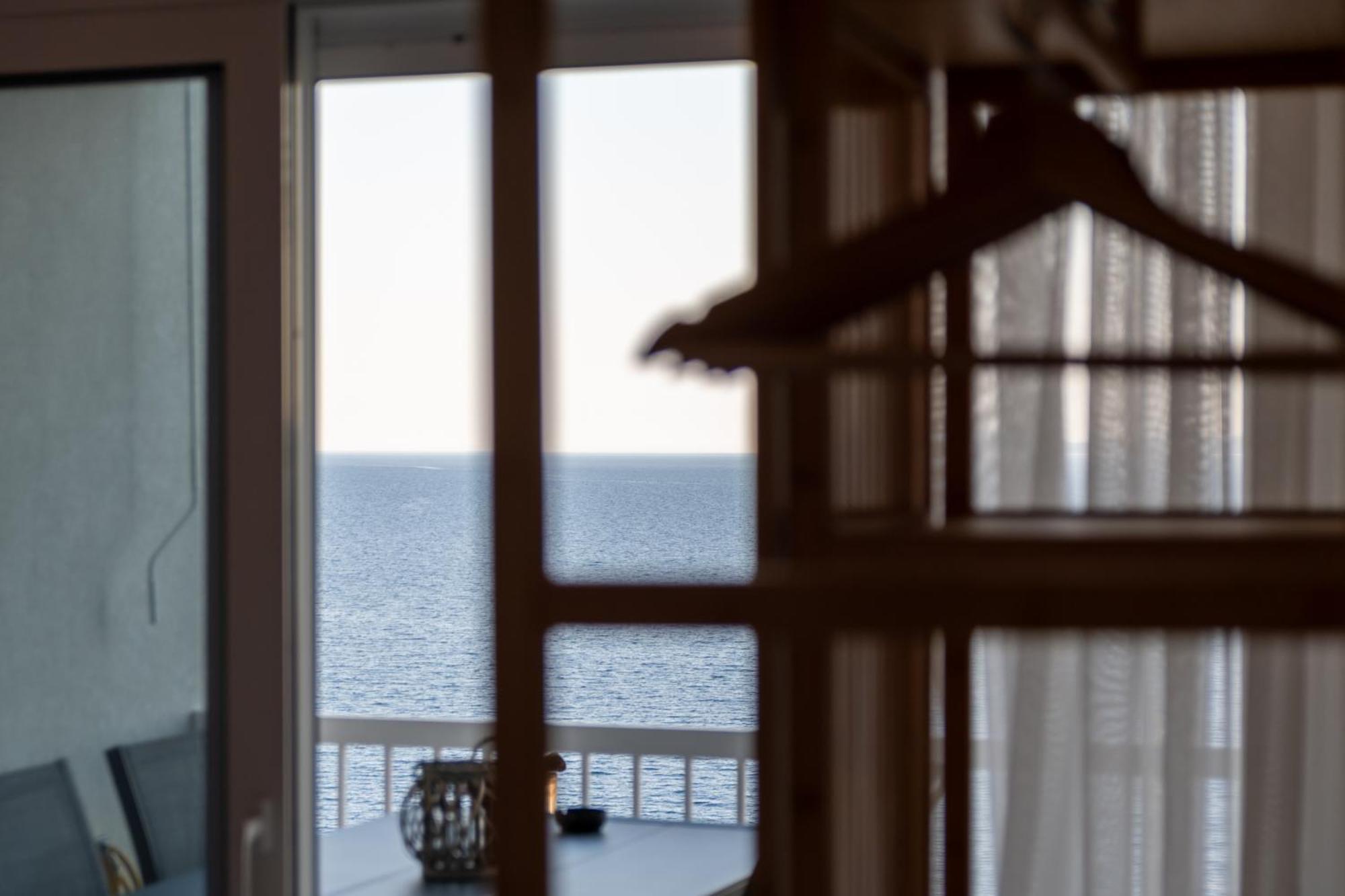 Sandra Seaview Apartment Neos Marmaras