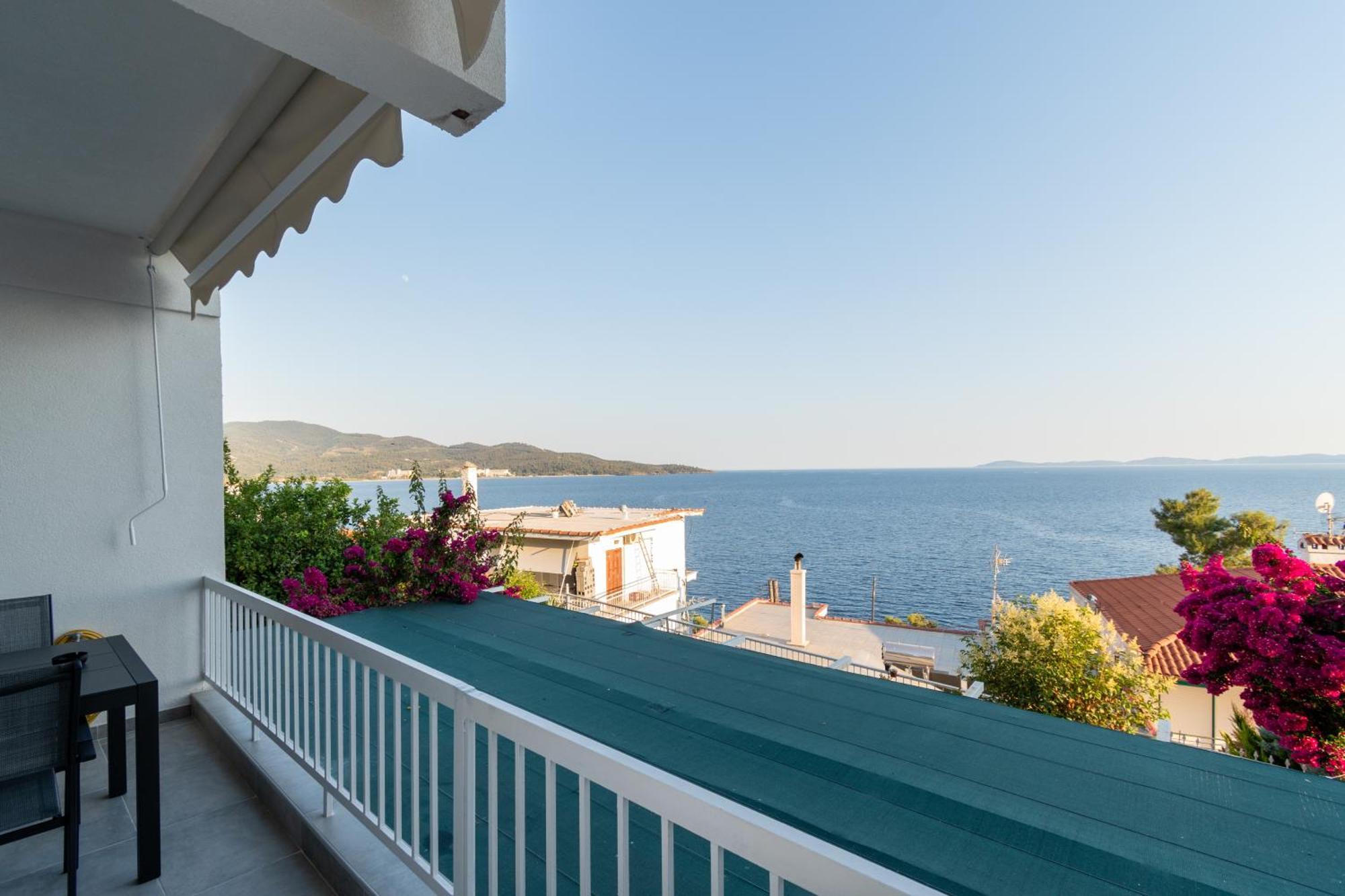Sandra Seaview Apartment Neos Marmaras