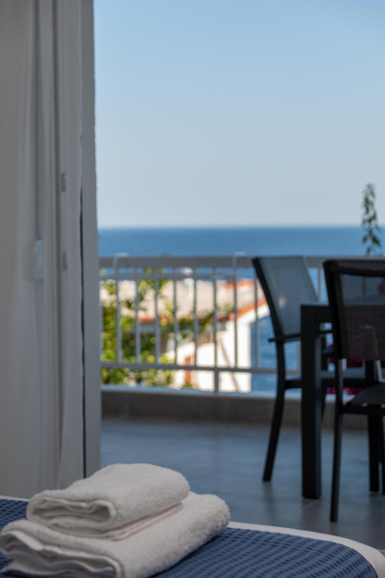 Sandra Seaview Neos Marmaras