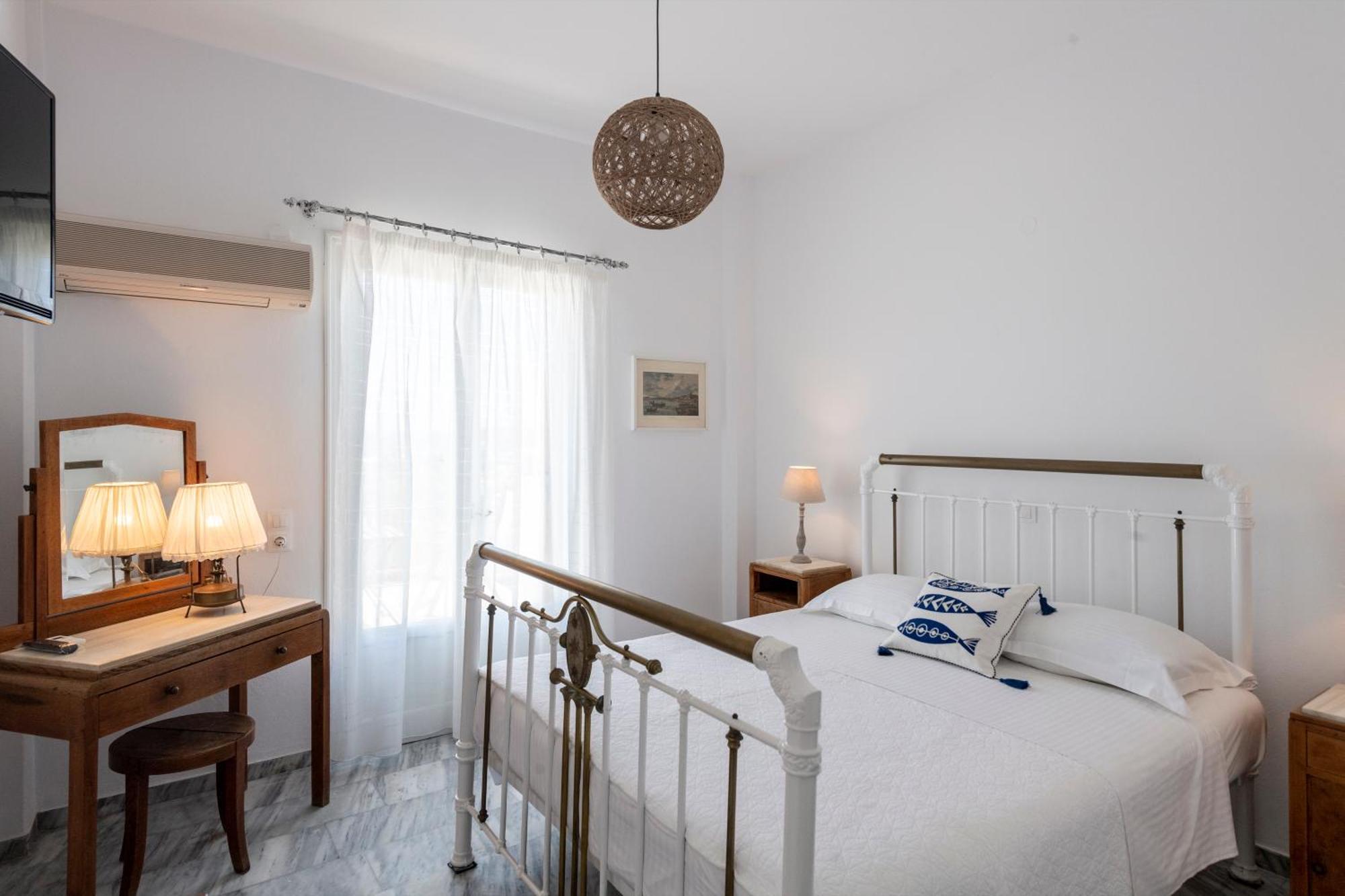 Swiss 3* Naousa (Paros)