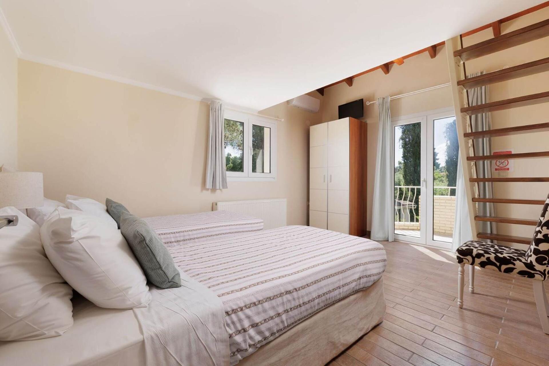 St. Nicholas House & Guest Apart. Villa Dassia (Corfu)