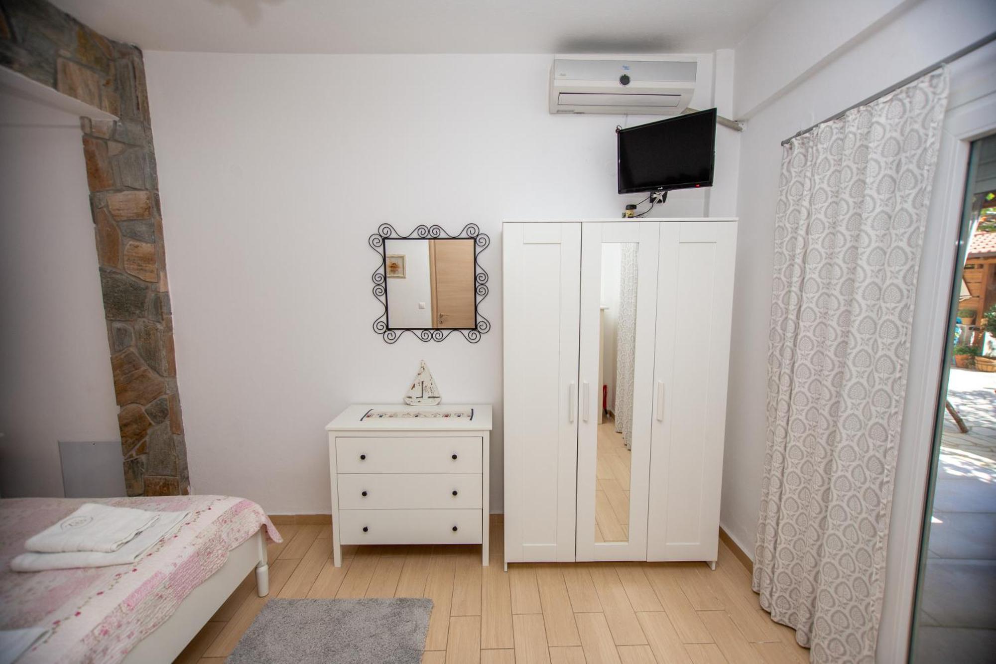 T H E Berlin And Apartment Nea Vrasna