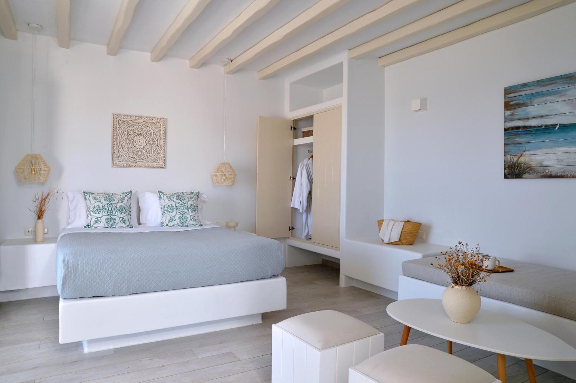 Mythology & Hotel Stelida (Naxos)