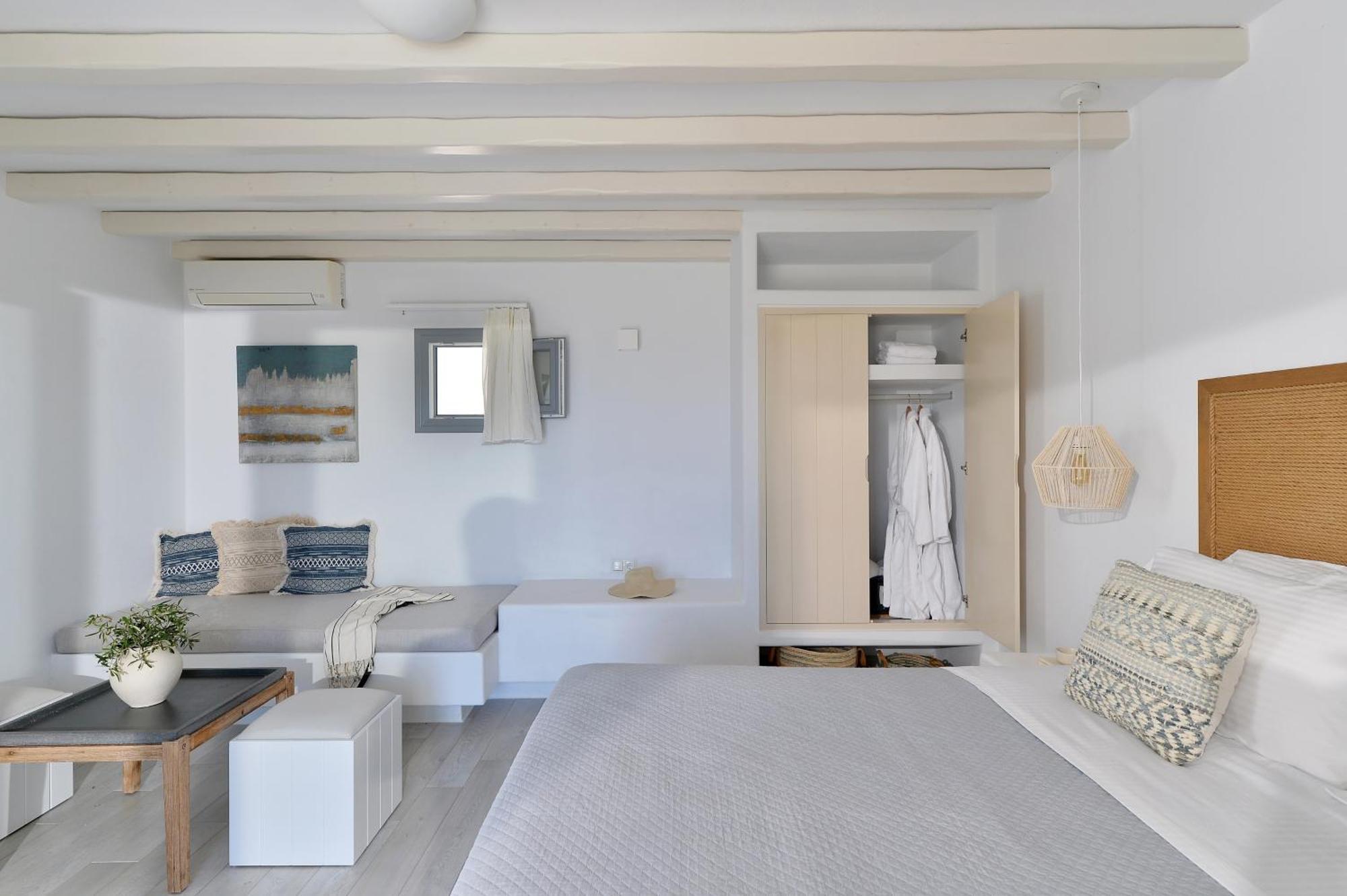 Mythology & Hotel Stelida (Naxos)