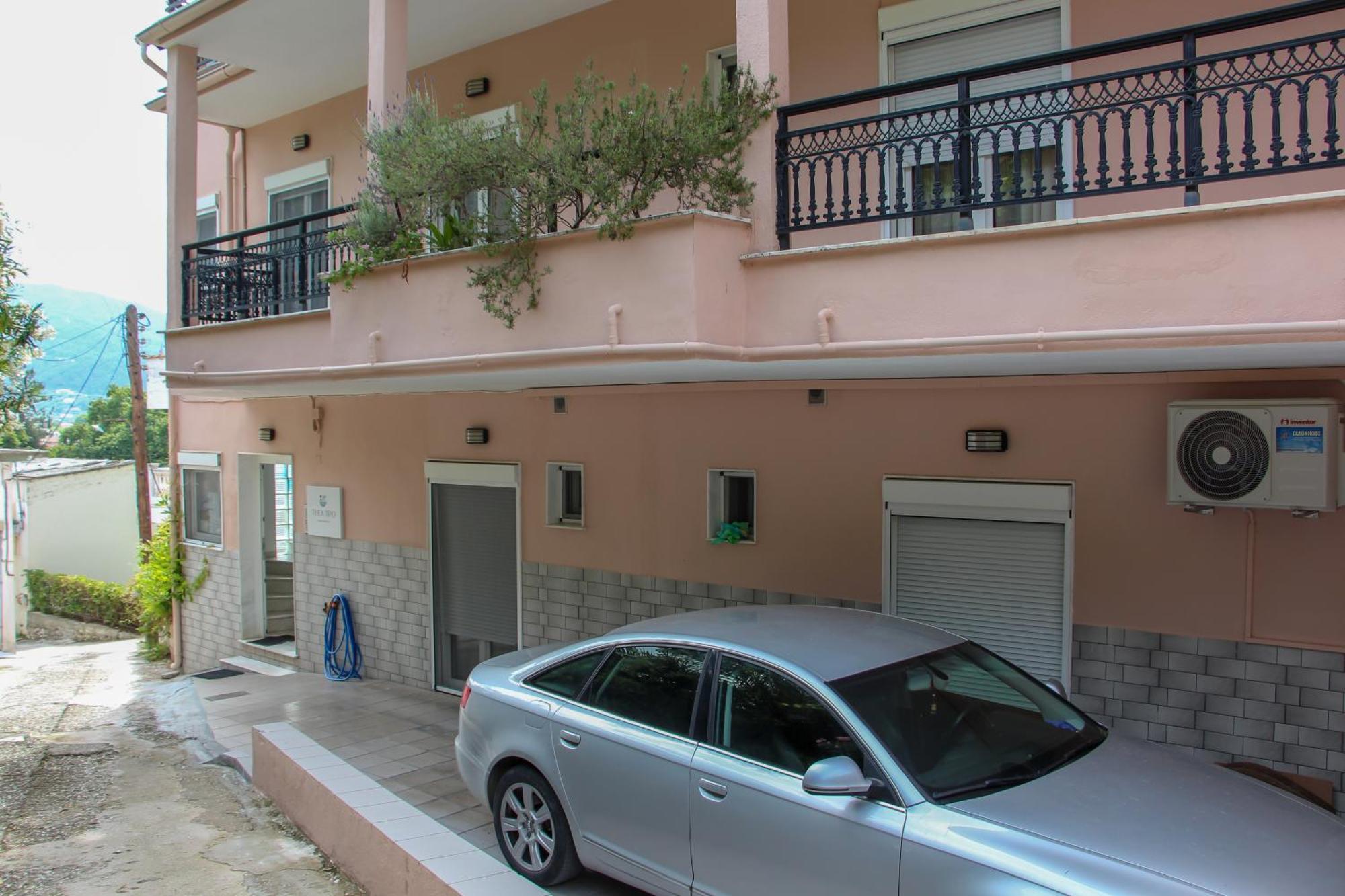 Thea-tro Hotel *