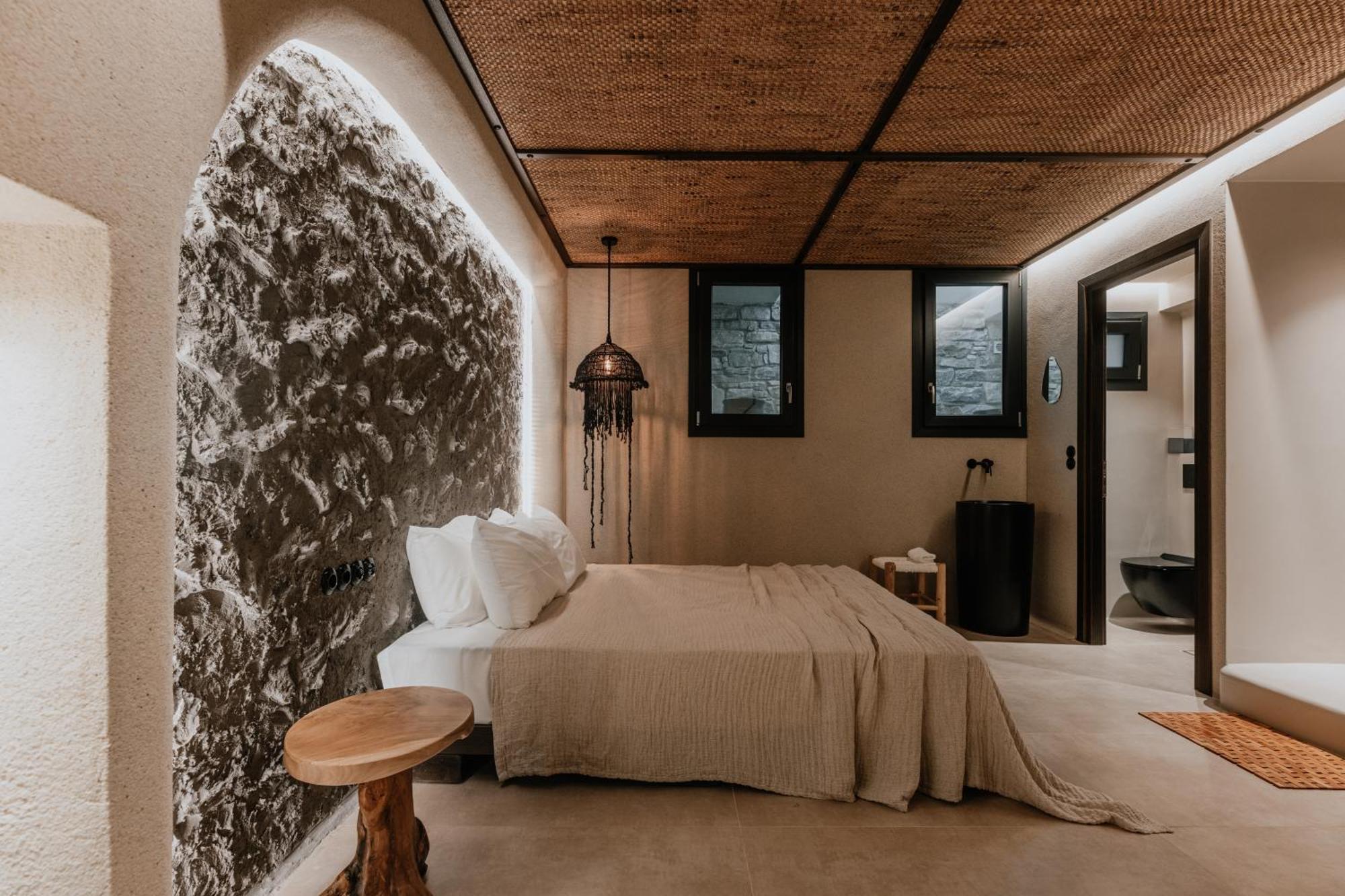 Villa Onym Curated