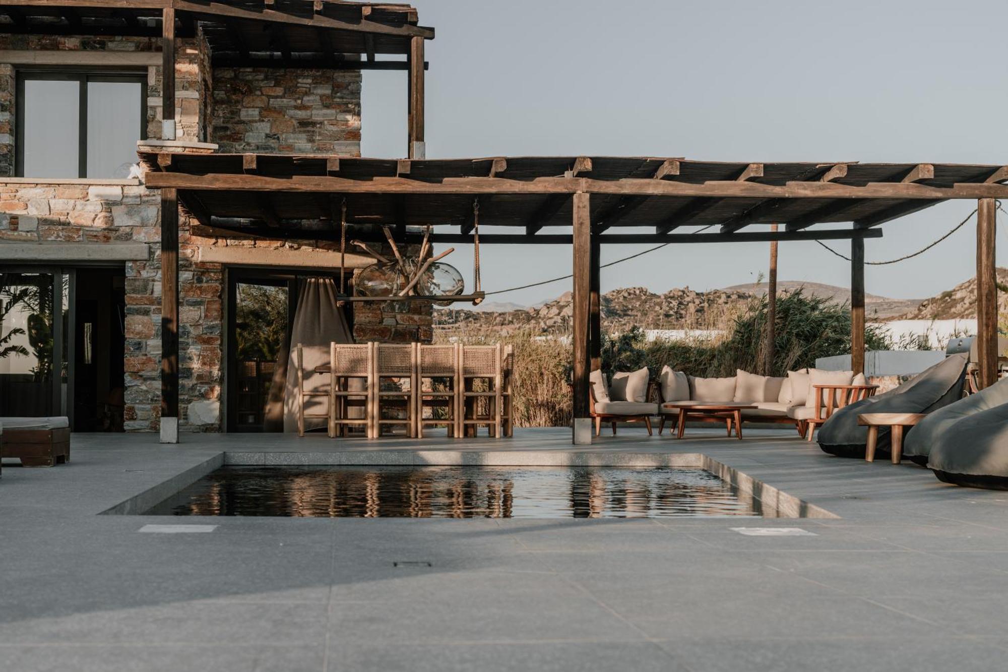 Villa Onym Curated