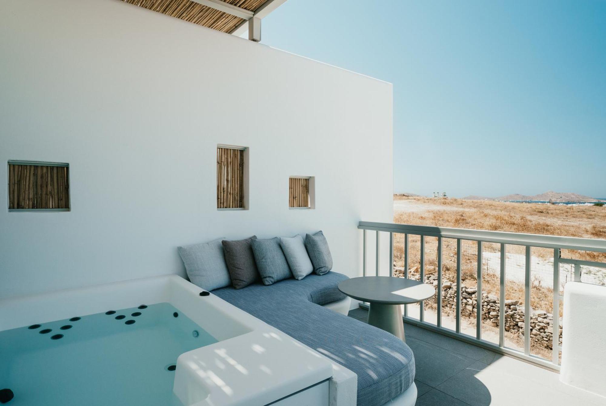 Mr & Mrs White Paros & 4*