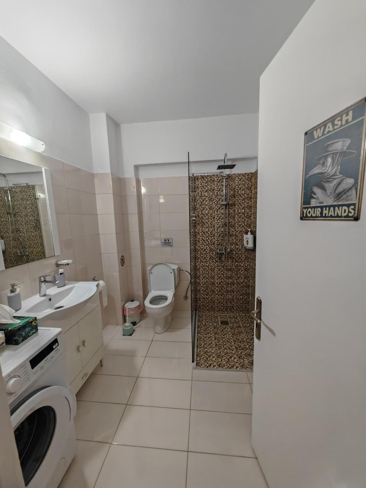 Leo's & Xerxes' Place In The Heart Of Rhodes Apartment *