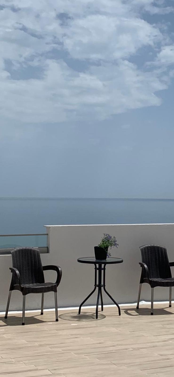 Hotel12 *