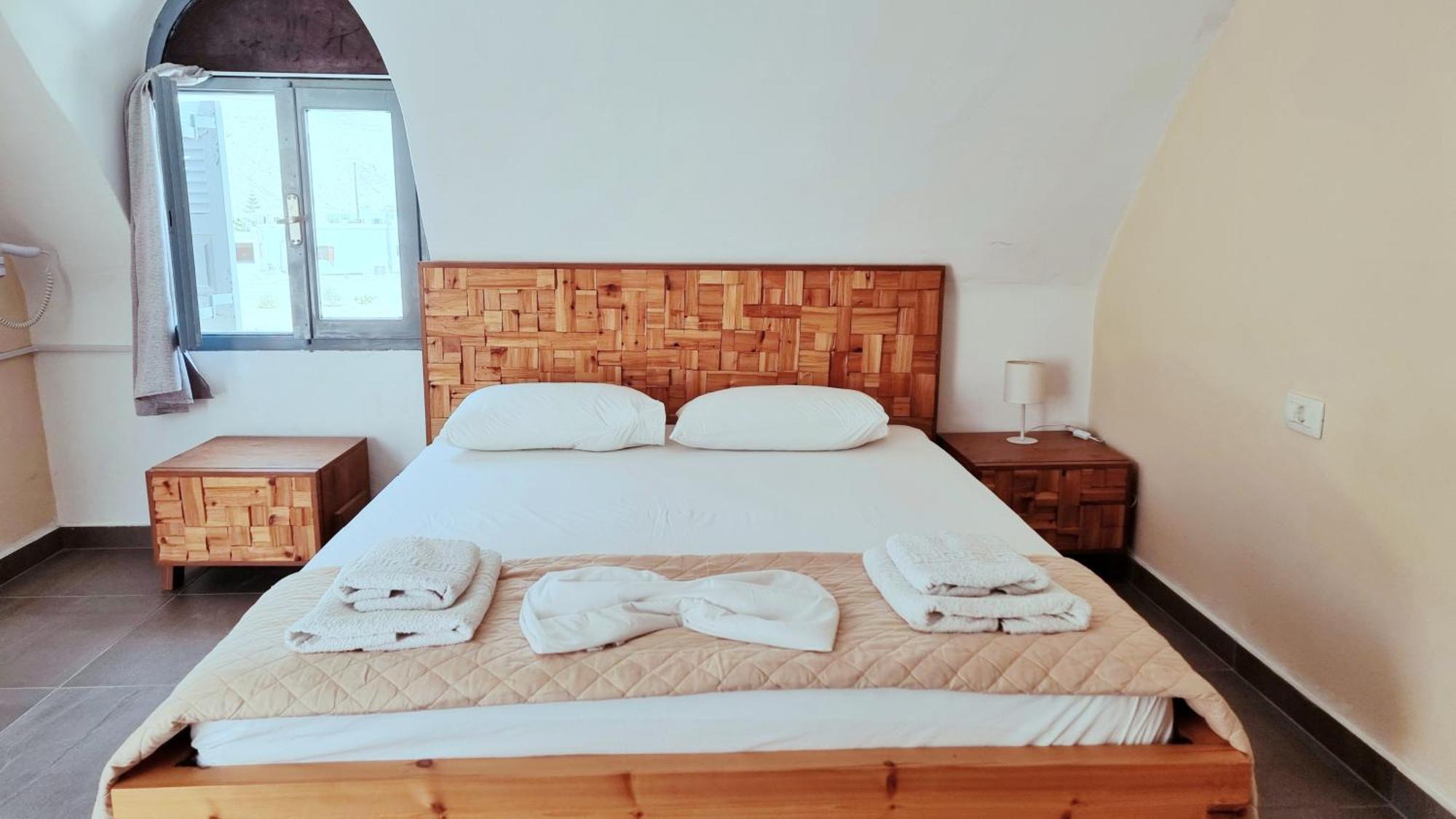 Leon Lux 3* Perivolos (Santorini)