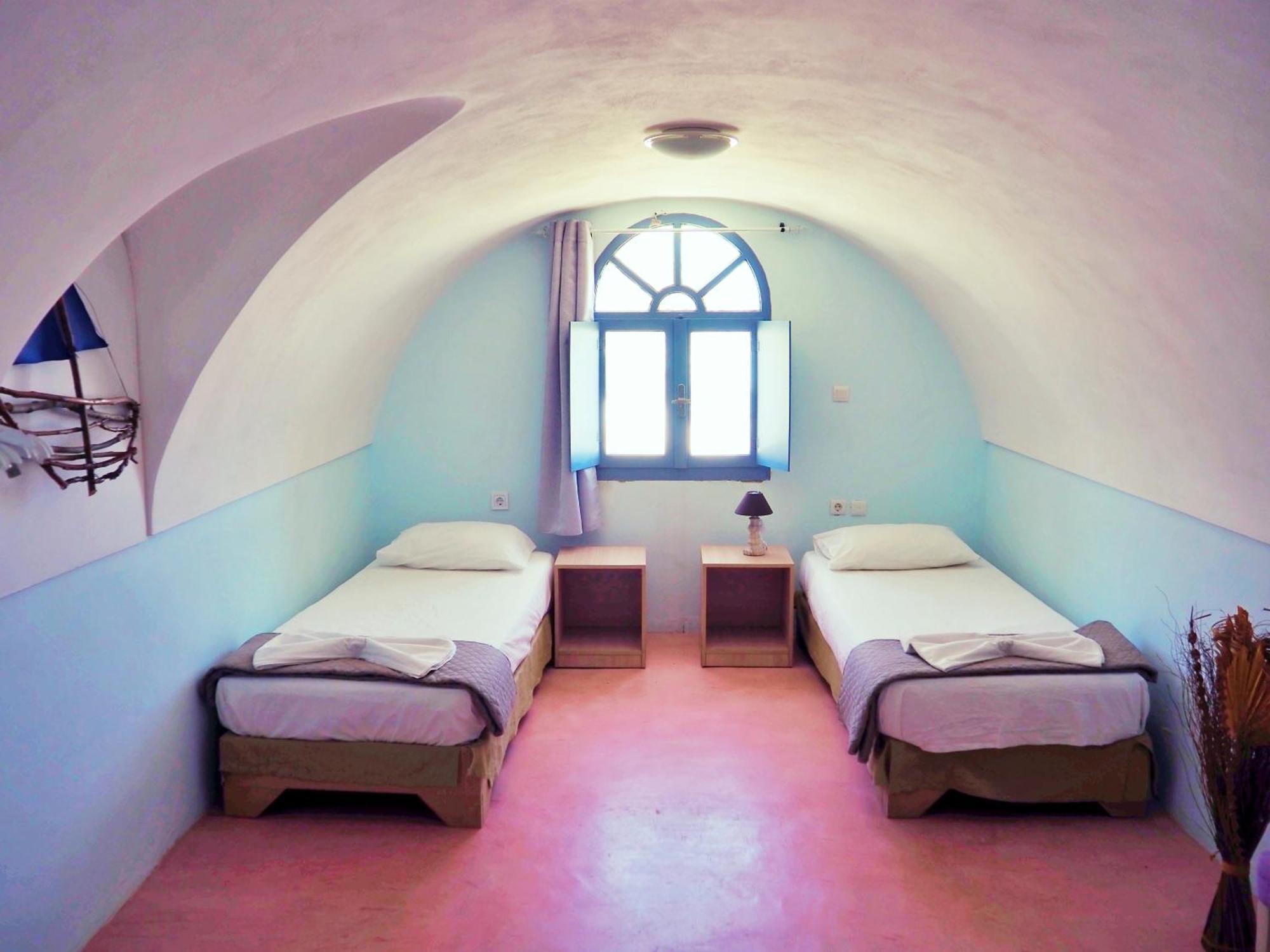Leon Lux Perivolos (Santorini)
