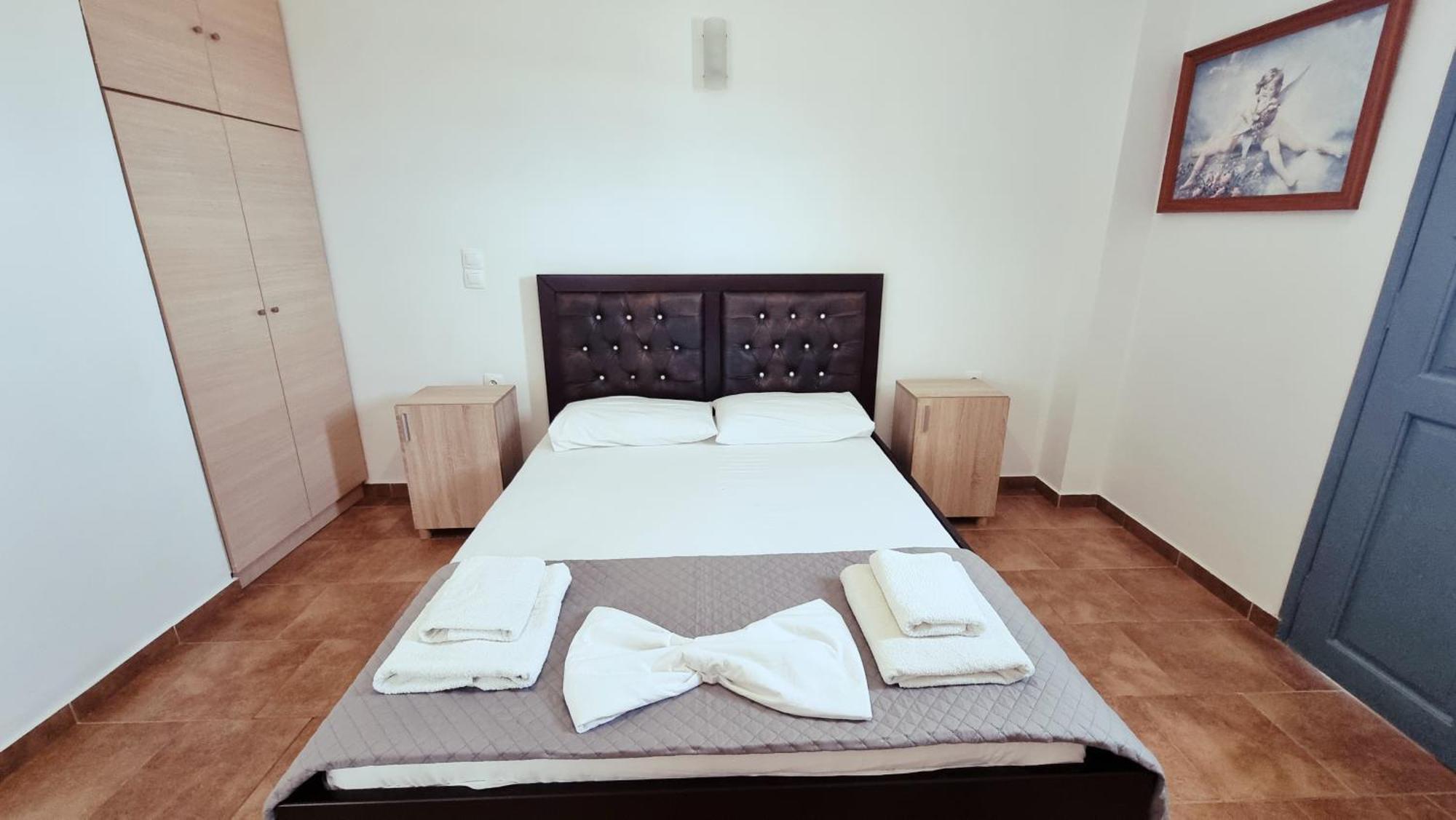 Leon Lux Perivolos (Santorini)