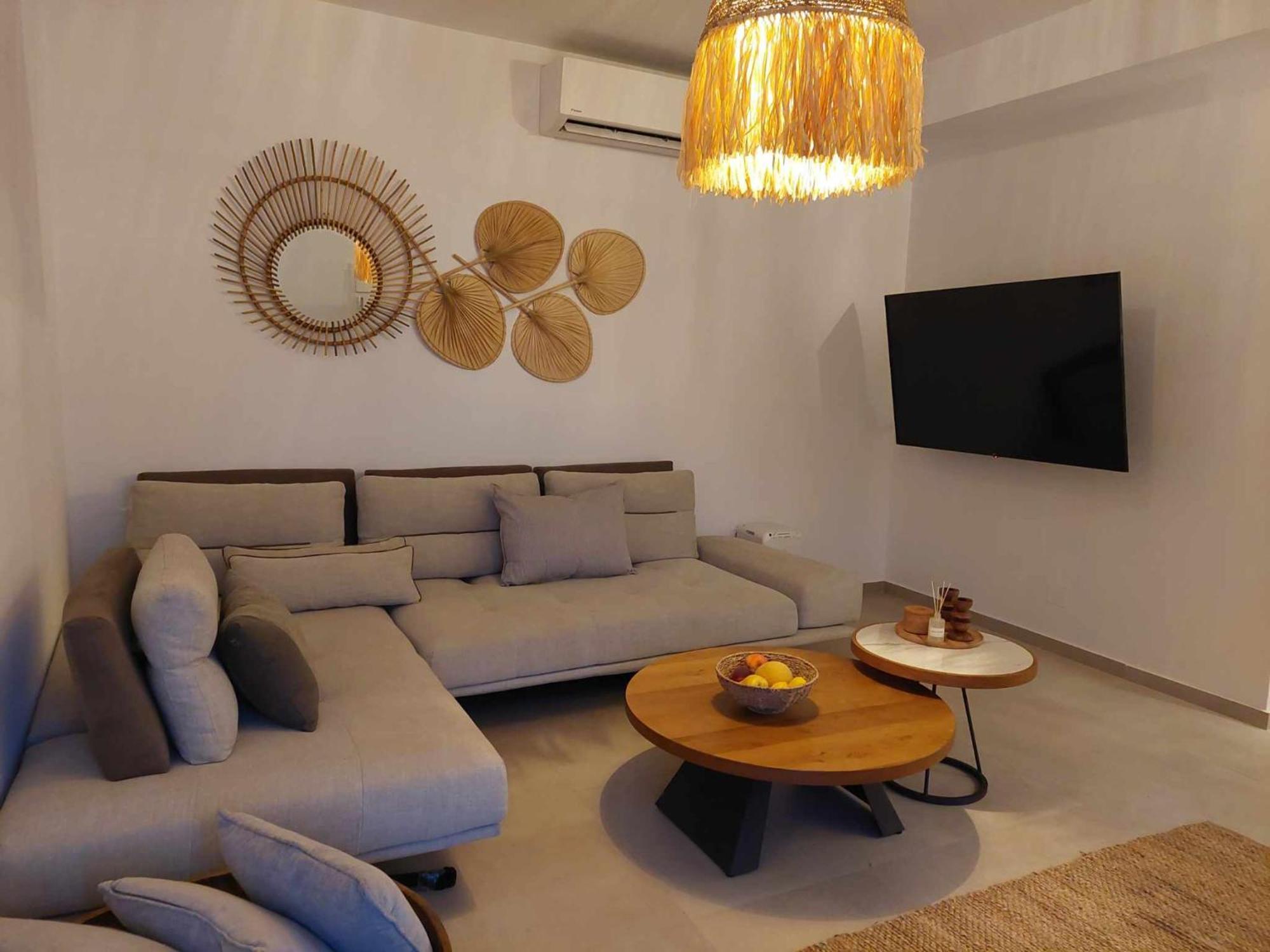 Maya Apartments, Modern And Convenient With Private Parking