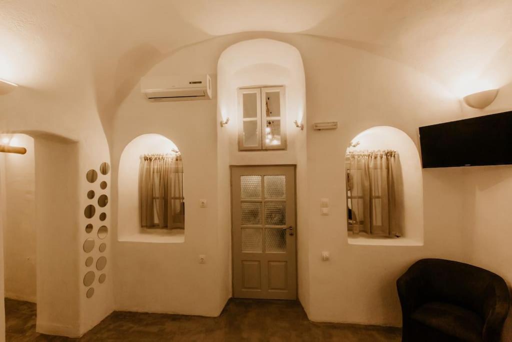 Evnoikon I- Jacuzzi Cave House In Fira (Santorini)
