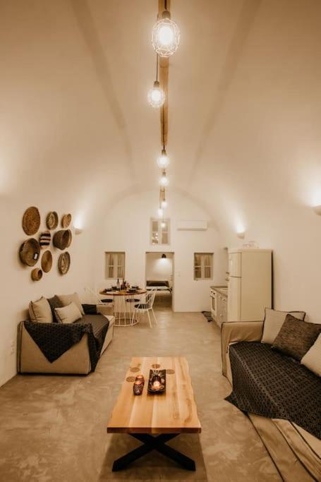 Evnoikon I- Jacuzzi Cave House In Holiday home Fira (Santorini)