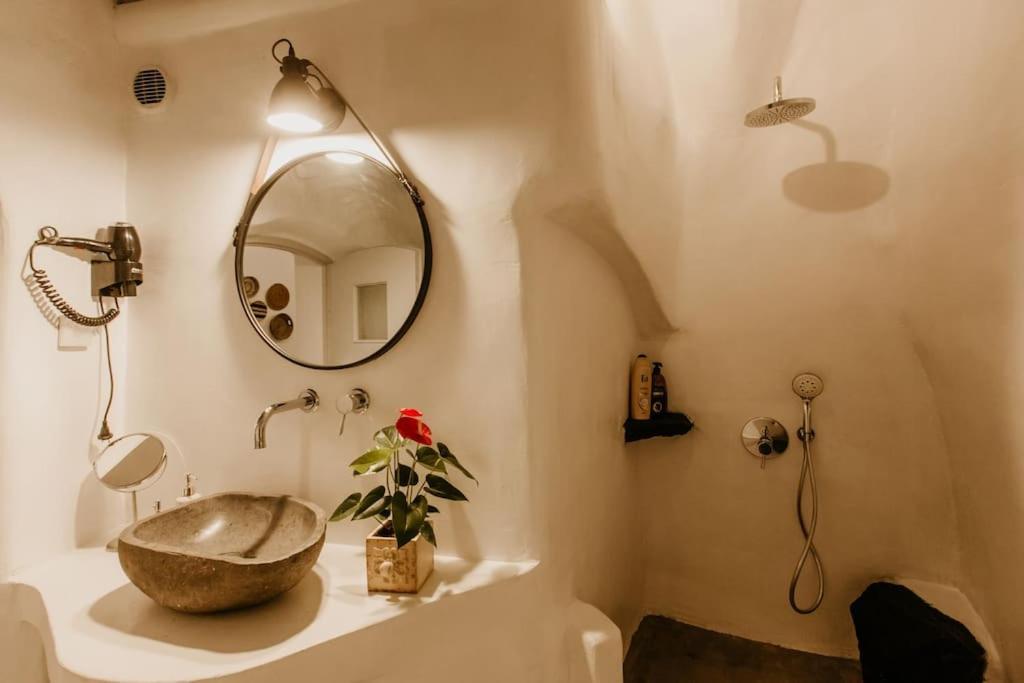 Evnoikon I- Jacuzzi Cave House In Fira (Santorini)