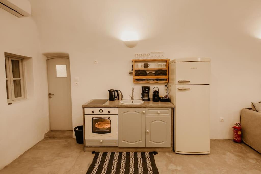 Evnoikon I- Jacuzzi Cave House In * Fira (Santorini)