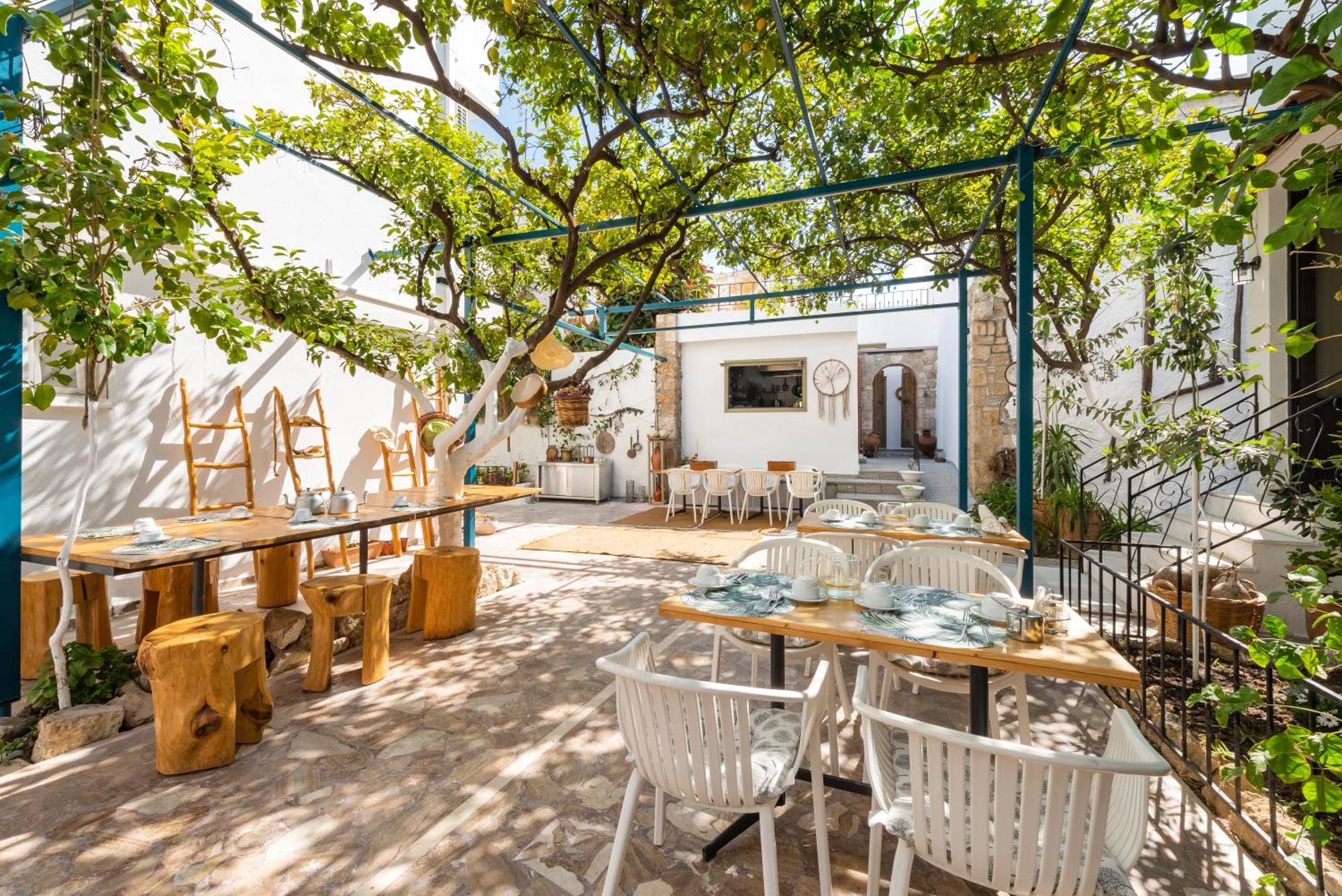 Aparthotel Lefka &
