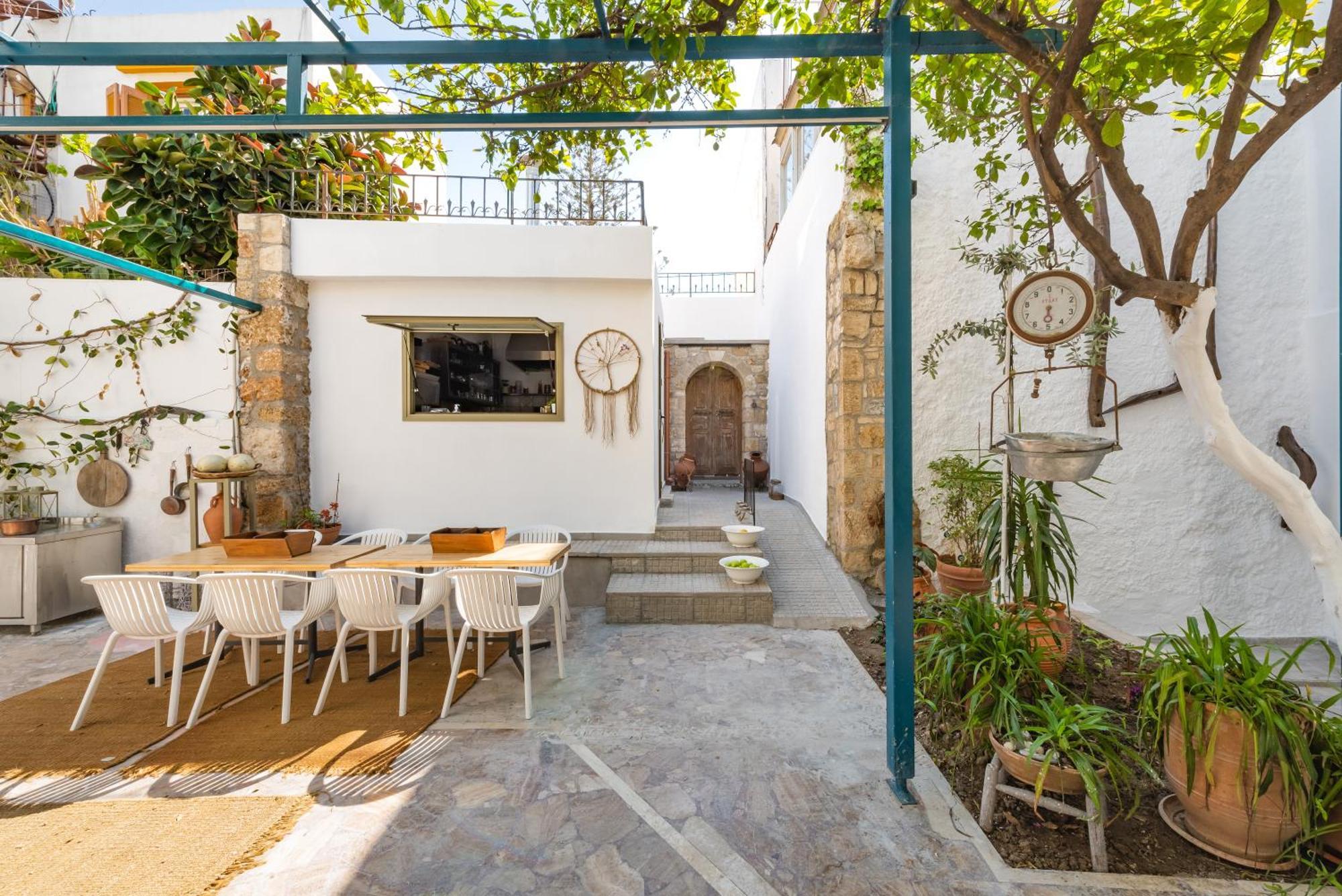 Aparthotel Lefka &