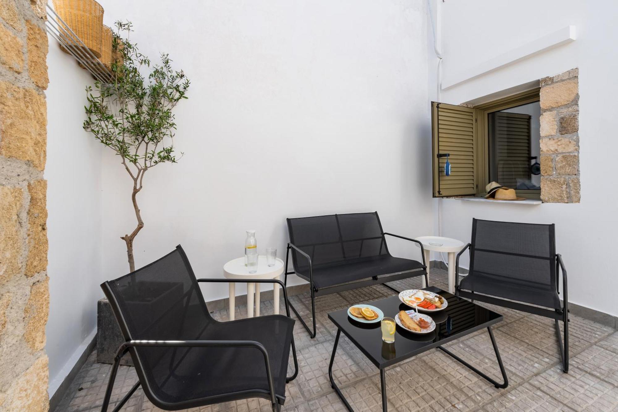 Lefka & Aparthotel 2*