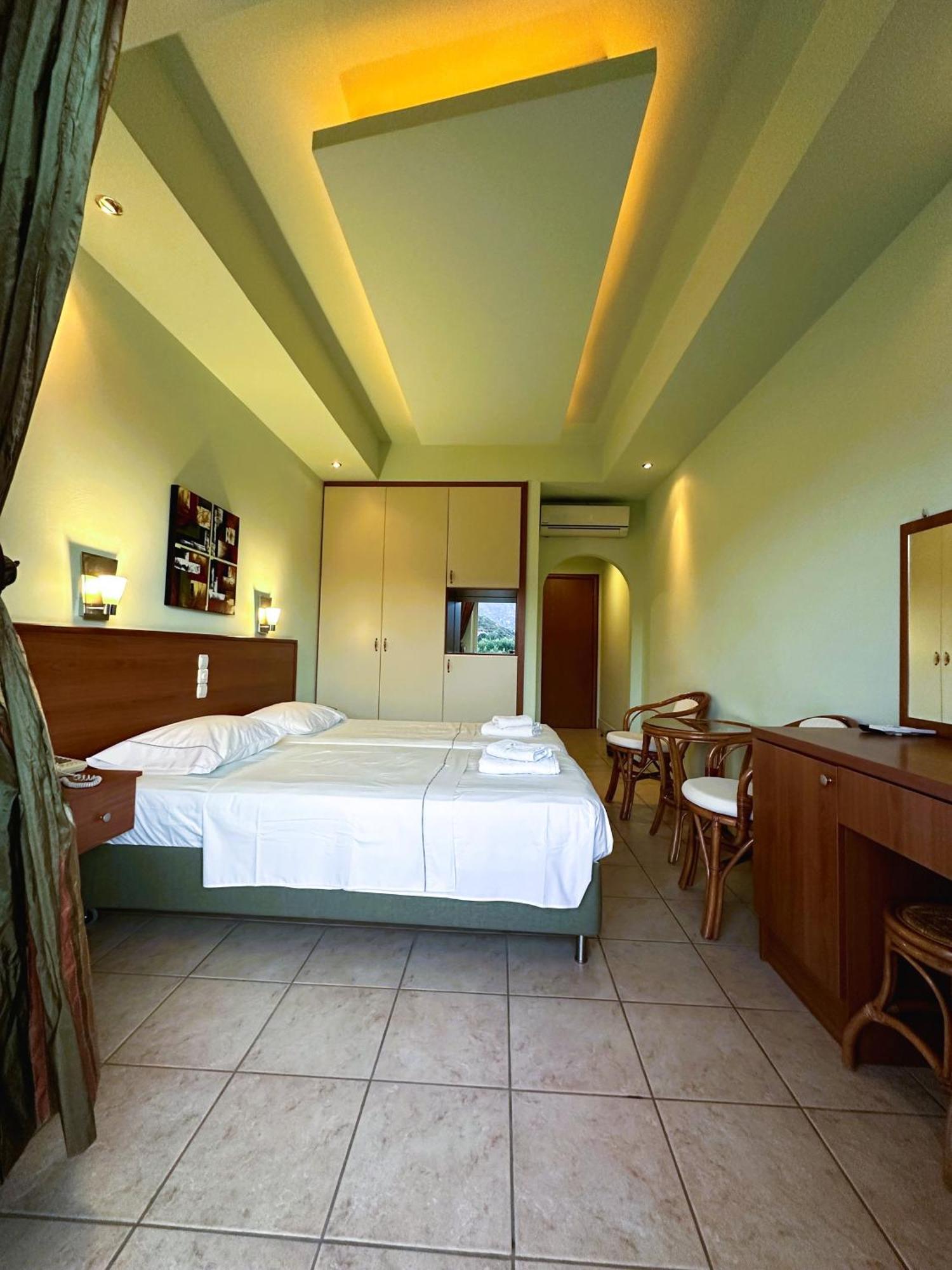 Souris Hotel Rovies