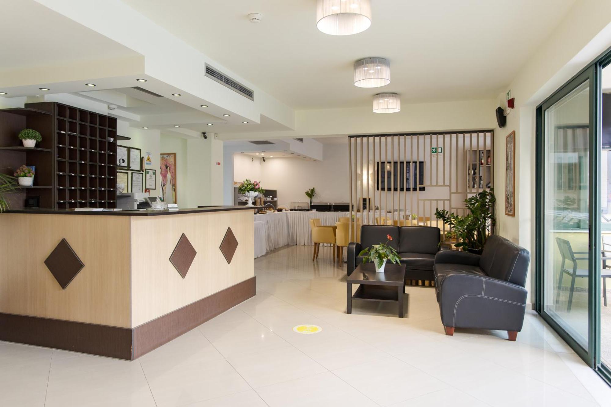 Athina Aparthotel Kato Daratso
