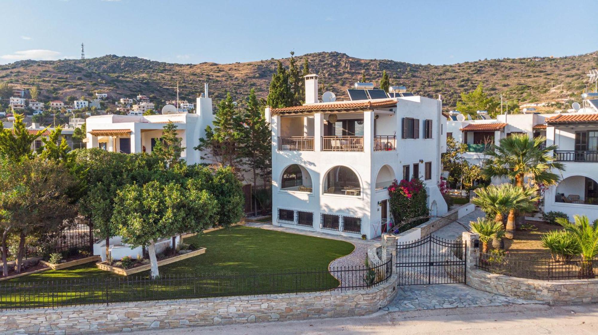 Alkis By Aegiankazarte Guest house