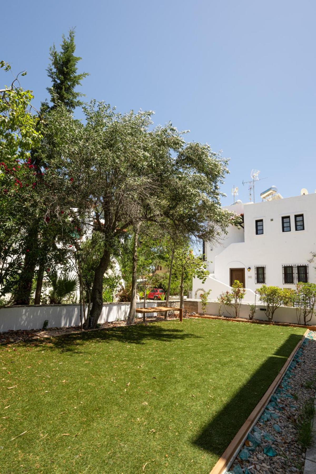 Alkis By Aegiankazarte Guest house